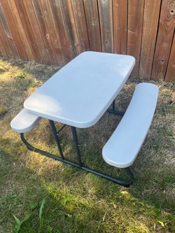 Foldable kids table