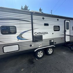2019 Catalina 26ft Slide Out Queen Bed Excellent Condition