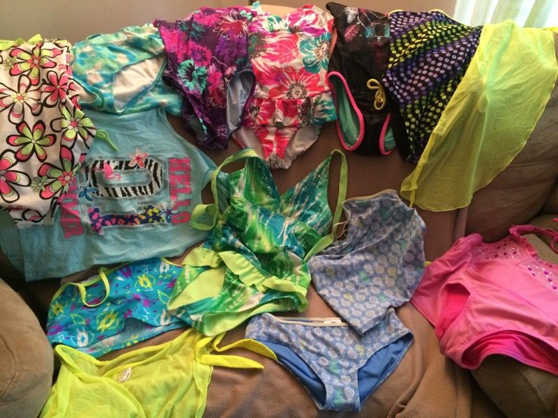 Girl bathing / swimsuits