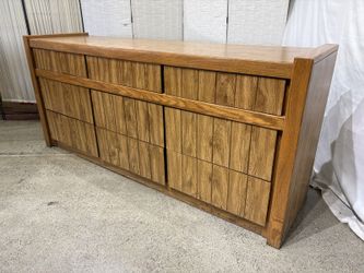 BASSETT Vintage Post Modern Solid Oak 9-Drawer Dresser