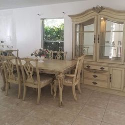 Dining room set comes with 6 chairs and table and cabinet, it’s in excellent good condition 