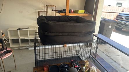 2 dog crates & 2 beds