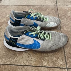 Nike indoor soccer cleats size 8