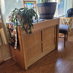 Very unique table with 6 leaves.