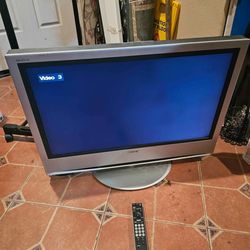 32 inch LCD Tv Works Good Come With Remote Control