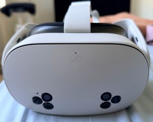 Meta Quest 3S VR Headset with Controllers - Like New