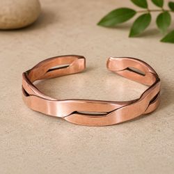 Hand Twisted Pure Copper Cuff Bracelet – Handmade Open Cuff – 13 mm Wide – 50 g
Handcrafted from solid copper, this hand-twisted cuff bracelet is in