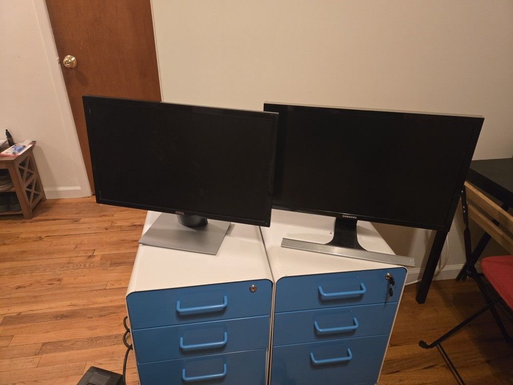 4 Monitors And 2 Back Up Ups