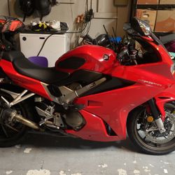 2015 RED VFR800R MINT UNDER 9k Miles! Willing To Trade For Trailer home 😎