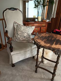 Accent velvet upholstery chair