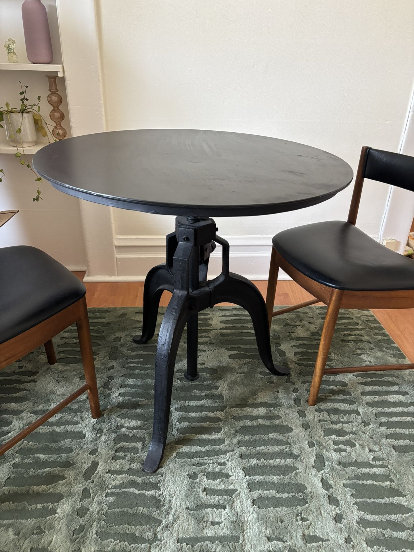 Round Adjustable Height Crank Table 