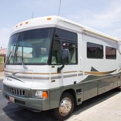Winnebago, Voyage    Gray     35 Ft  
