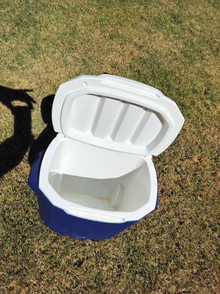 Portable Insulated Cooler With Wheels