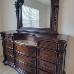 Cómoda con espejo clásico. Ask for price