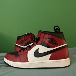 Nike Air Jordan 1 Mid Chicago Toe Size 9