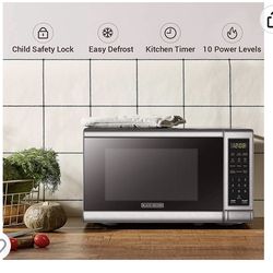 New in Box BLACK+DECKER EM720CB7 Digital Microwave Oven with Turntable  Push-Button Door,Child