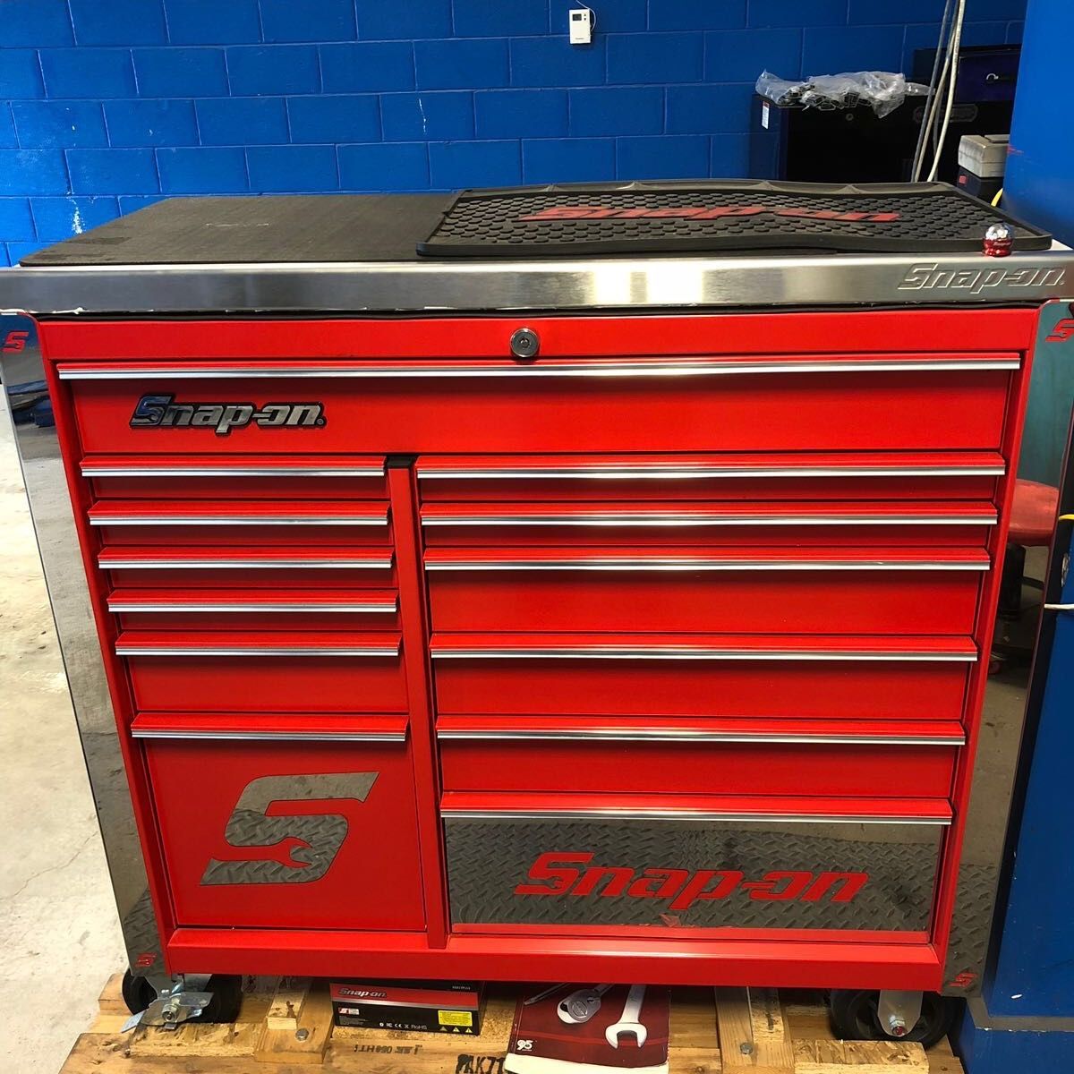 Brand new snap on toolbox 13 drawer with the top steel model