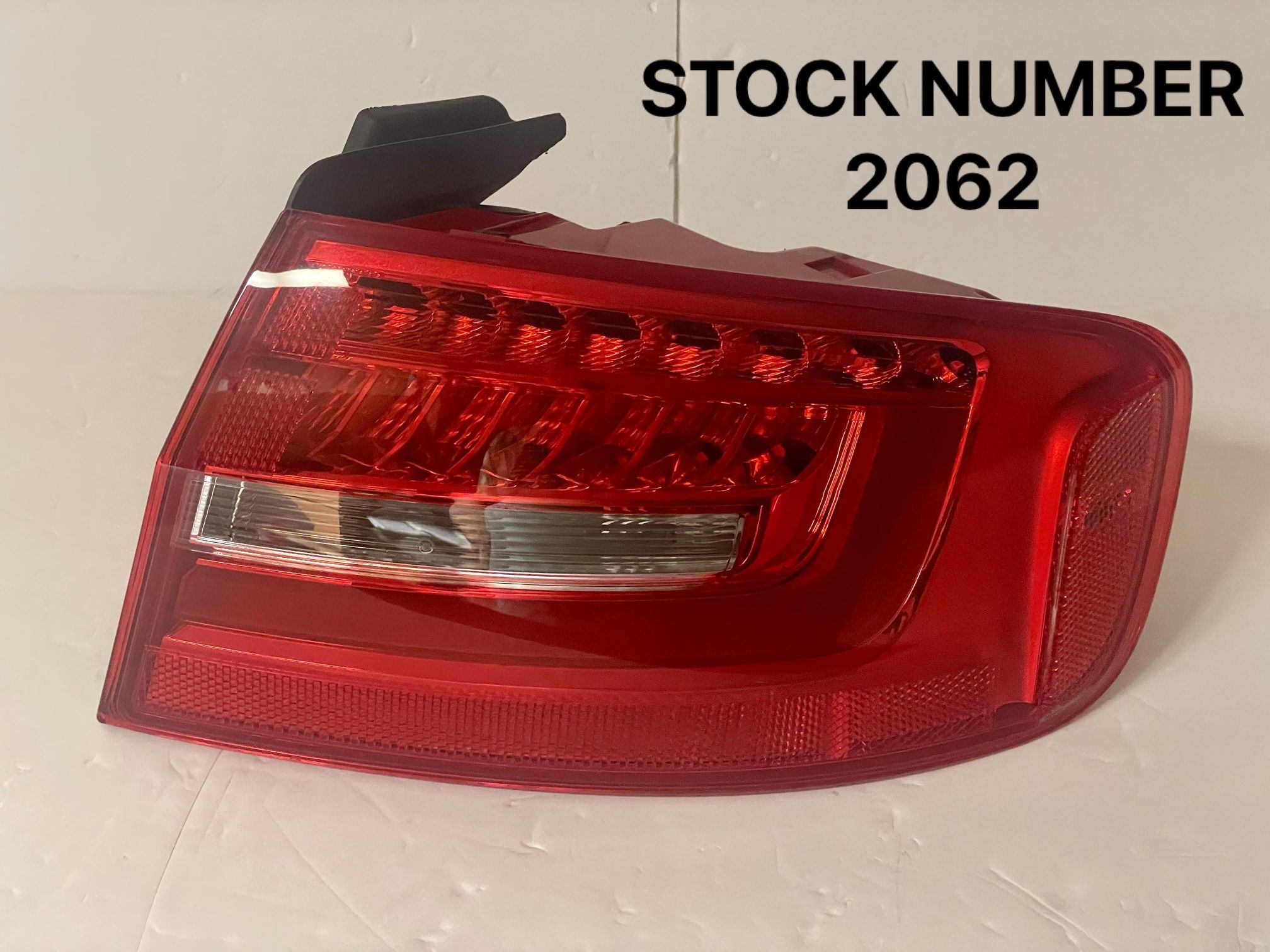 AUDI A4/A4 QUATRO/S4 OEM REAR RIGHT OUTER  LED TAIL LIGHT. PASSENGER 2013-2016.