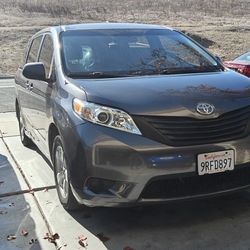2012 Toyota Sienna Le. 