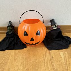 Assorted Halloween Items 