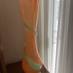 Beautiful vase 19 inches tall like new