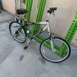 Giant Bicycle,  Frame Is 19 Inch And Aluminum  Needs air been in the garage collecting dust 
