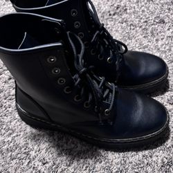 Dr. Martens Unisex M7/W8 Boots 