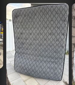 Mattress queen free limpio Calle cucamonga  y i  street Ontario ca