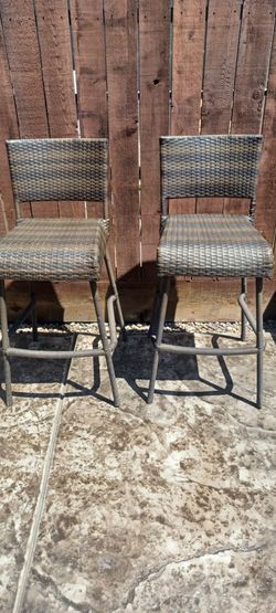 SET OF 2 RESIN WICKER BAR STOOLS