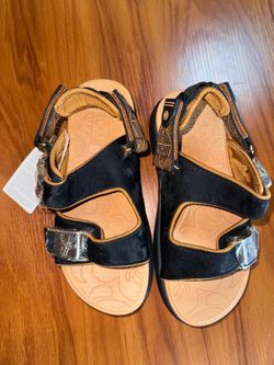 Oncai size 7.5 women’s sandals