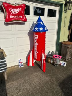 Beer memorabilia inflatables all in good shape and hold air.   $100 or best offer, cash or Venmo, meet in person somewhere convenient. I’m in Vancouve