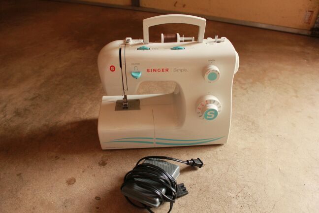 Singer 2263 Simple 23-Stitch Sewing Machine.