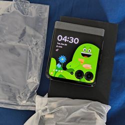 Brand New Motorola Razr Flip Phone New With Charger