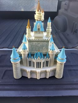 DISNEY CINDERELLA'S CASTLE PLAY SET.