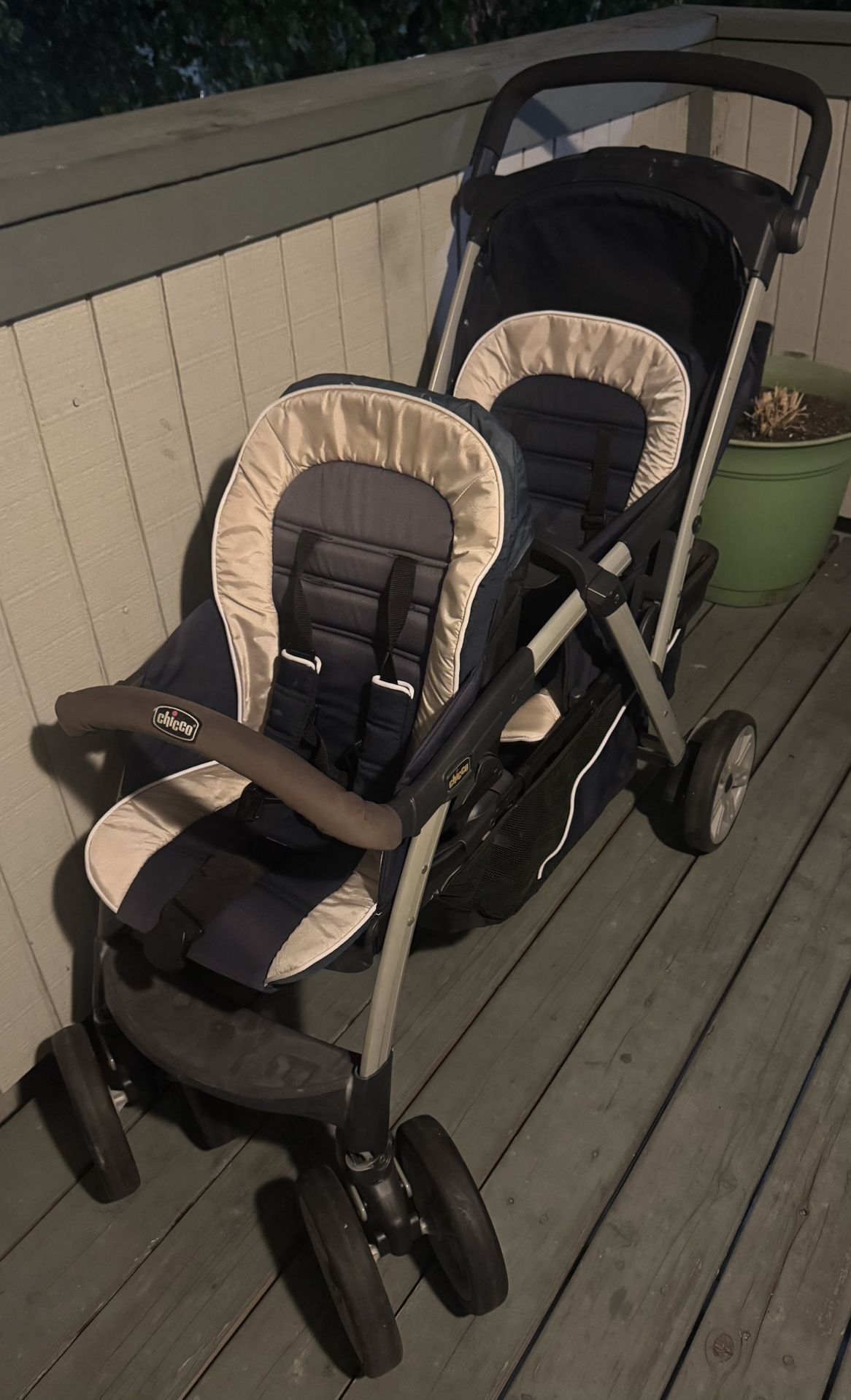 Double Stroller Black/Silver Chicco, does not have a Canopy or sunshade. USED