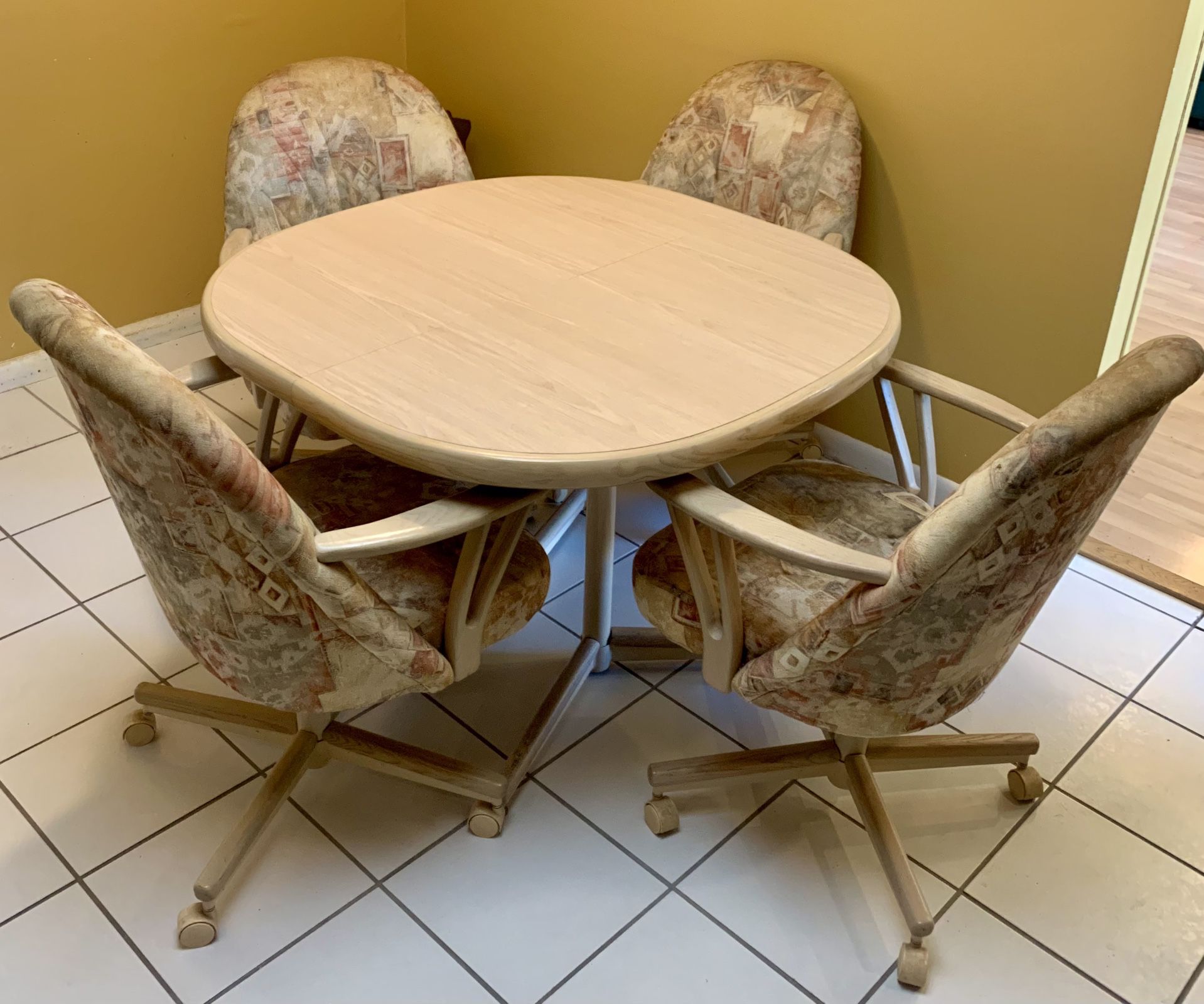 Kitchen Table & Chairs Set! Also Includes Leaf Extension! **PENDING PICK UP!!**