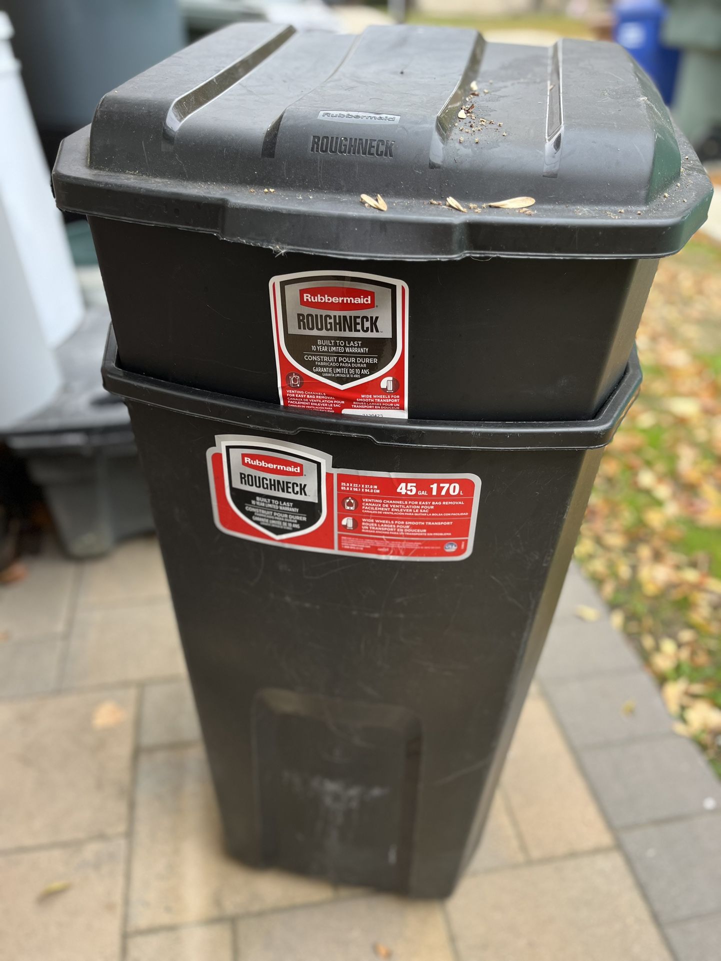 Rubbermade Roughneck 45gal garbage cans