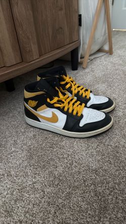 jordan 1 mid top white pollen black size 9