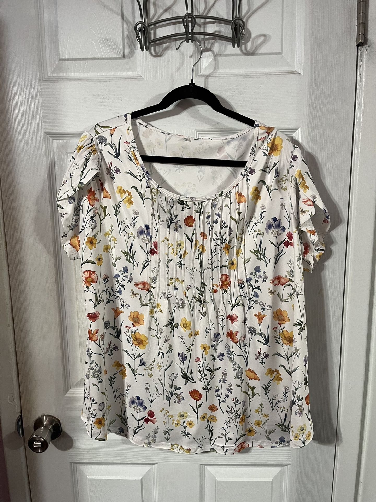 Women’s Size 3X Tunic Length Top. With a floral print. Made of 95% Polyester and 5% Spandex. Brand new never worn .