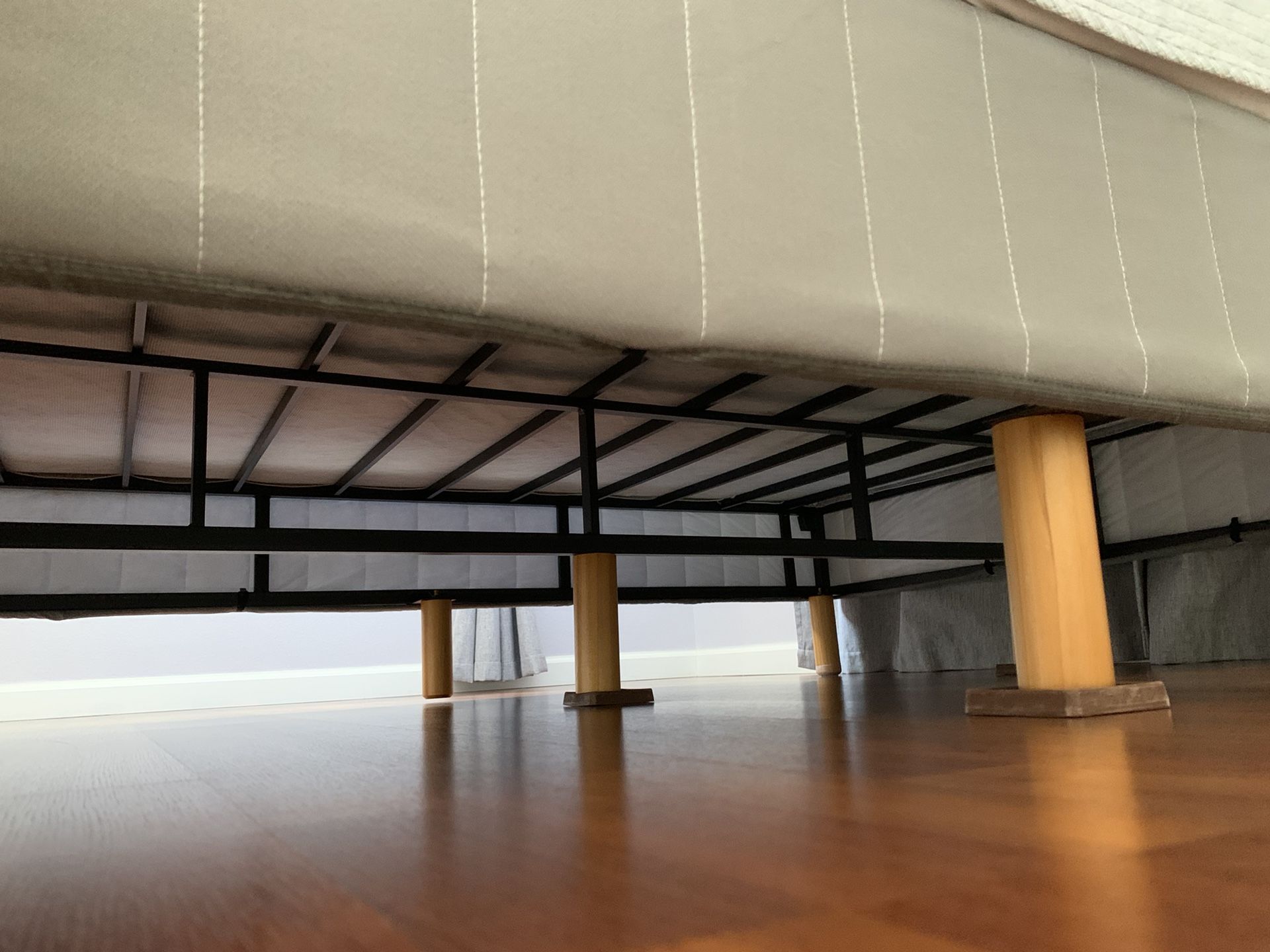 ZINUS Justina Metal Mattress Foundation Queen Size for Sale in Mililani