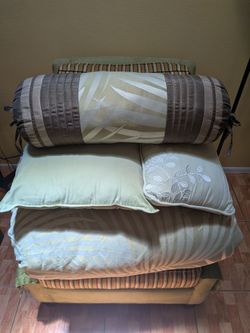 Que,en Size Madison Park Comforter Set - 8 Pieces (Excellent Condition).