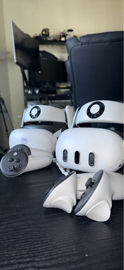 META QUEST 3 (LIKE NEW) w/ upgraded straps