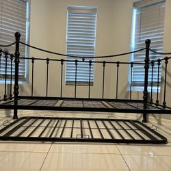 Twin Daybed W/ Trundle