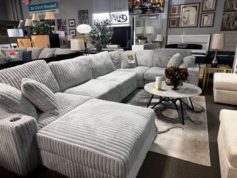 Stunning sectional sofa! 🤍📦 More colors available!