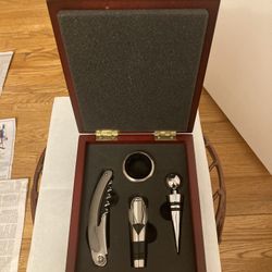 Wine accessory gift set