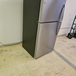 Ge Top And Bottom Refrigerator Stailess Steel Used Good Conditions 