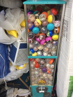 Capsule toy vending machine