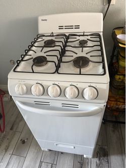 Estufa 4 quemadores y horno todo trabaja bien como nueva $60
