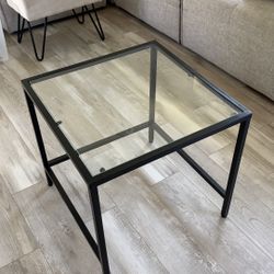 🖤 IKEA VITTSJÖ Side Table – Black/Glass – St. Pete, FL Black metal frame with tempered glass top and lower shelf. Clean, modern, great condition. Smo