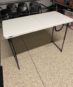 Foldable table